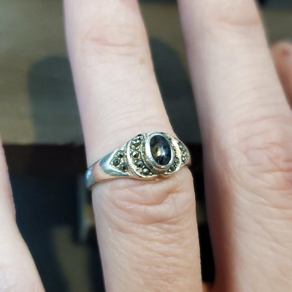 Size 5.75 925 Sterling Silver Marcasite's And Small Black Inlay Ring - Picture 3 of 7